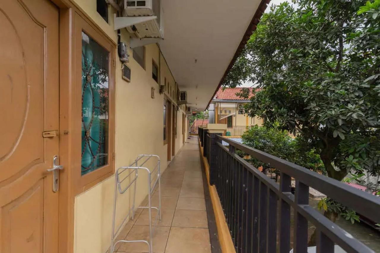 Hotel Kostawira Syariah Bintaro Mitra Reddoorz Mencil Zewnętrze zdjęcie